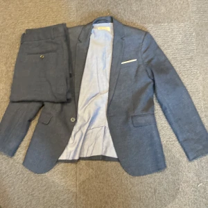 Mörkblå kostym från H&M, strl 152 - mörkblå kostym från H&M i storlek 152. 