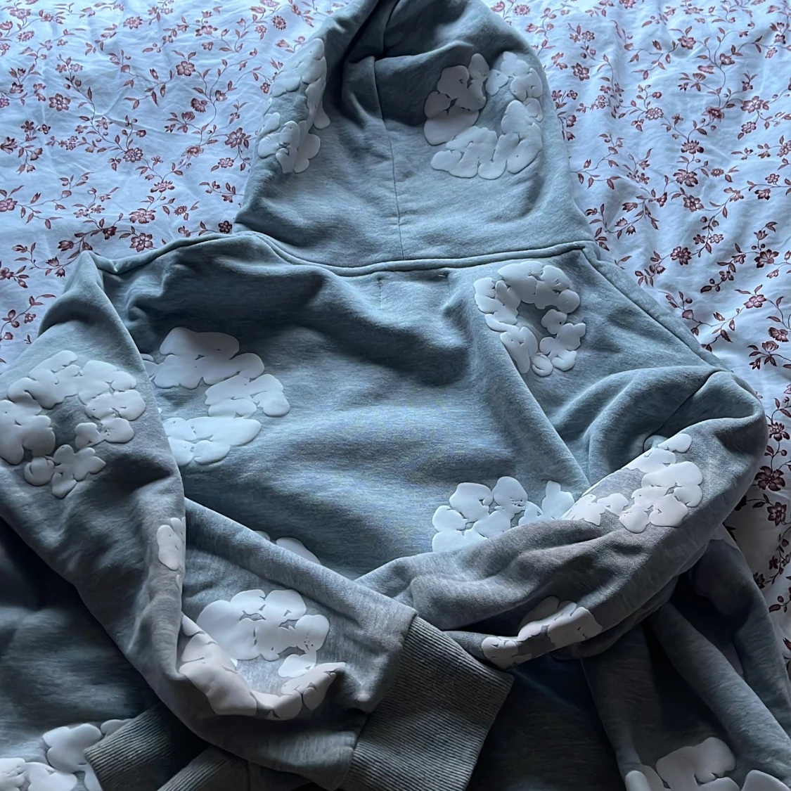 Grå hoodie från Denim Tears med blommor - 2