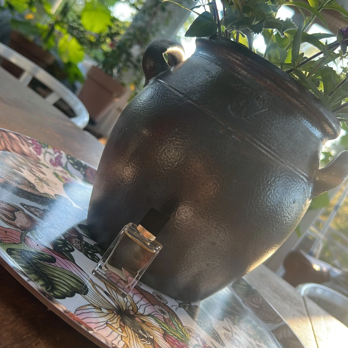 Elegant parfymflaska med svart lock