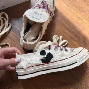 Isabel Marant sneakers med fransar - Unika vita sneakers från Isabel Marant x Converse med fransig textil. Sjukt snygga, storlek 39, två olika skosnören + originalbox medföljer😍😍aldrig använda!