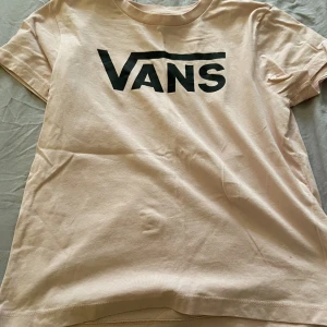 Vans tröja  - Säljer nu min rosa Vans tröja använd 1 gång säljer då den ej används 