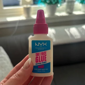 NYX The Face Glue Primer - NYX The Face Glue Gripping Primer i en smidig plastflaska med rosa kork. Primern är genomskinlig och hjälper sminket att sitta hela dagen. Den är helt ny, provat den en gång bara men har en annan därför säljer jag denna💞