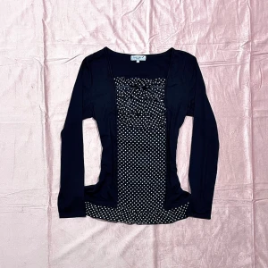 Svart Milkmaid-topp med långa ärmar och prickar och små banddetaljer - ~ japanskt märke - Passar bäst S-M - i gott skick (det finns drag som syns på bild 2 så var försiktig med köpet <3)
