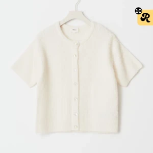 Stickad topp - Superfin stickad topp med knappar framtill. Toppen kommer inte till användning för mig och är endast testad🤍