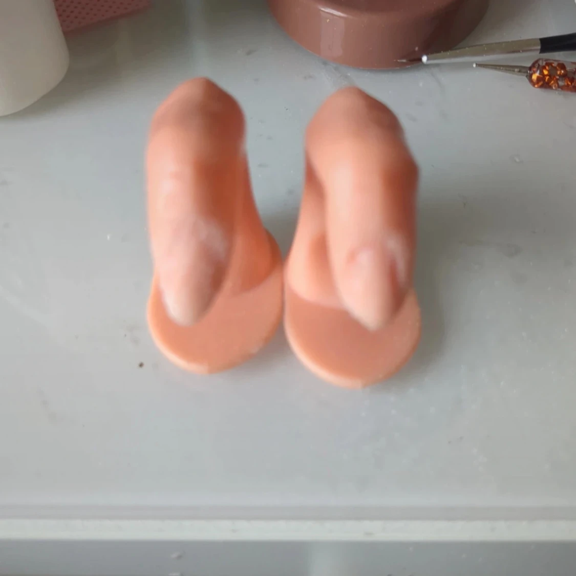 Två stycken övningsnaglar 