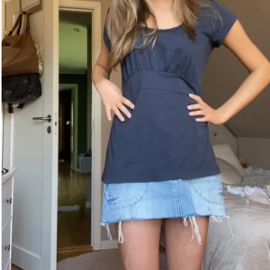 Ljusblå jeanskjol med flätade detaljer - Säljer en kort ljusblå jeanskjol med råa, fransiga kanter och snygga flätade detaljer vid fickorna både fram och bak. Fint skick, passar xs och s🩷skriv för mått! 