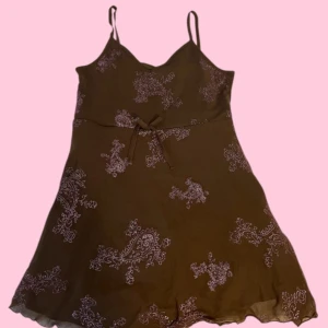 babydoll camisole linne - !!! inte en klänning !!! super gullig brun topp med rosett och lila sequin detaljer💜🤎 längd: 58 cm