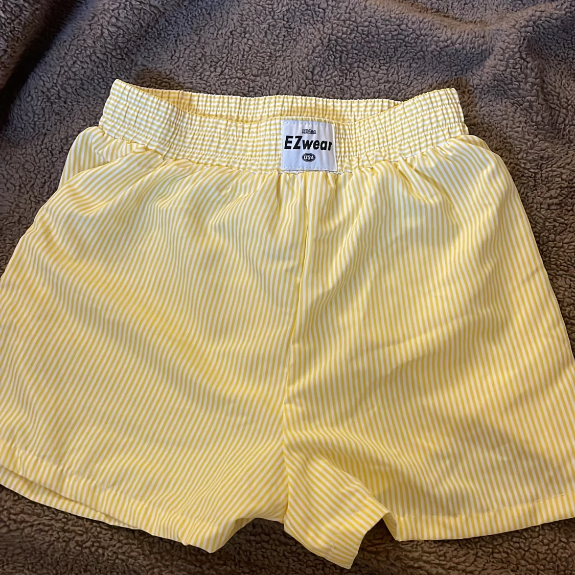 Gula randiga shorts