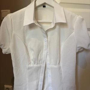 Blus - Så fin! Sitter åt lite i midjan vilket är väldigt smickrande, tyvärr var ärmarna lite små på mig