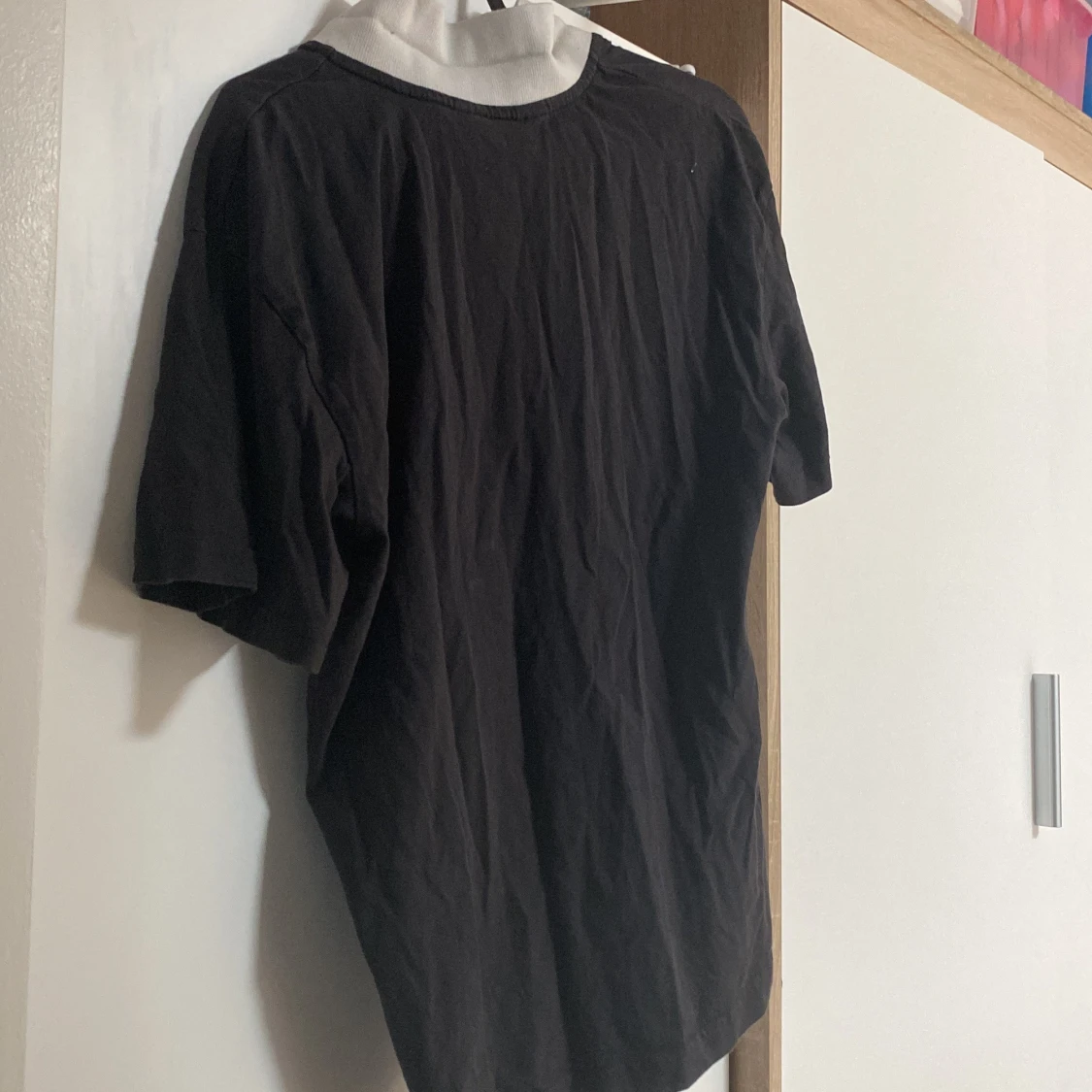 Svart och vit t-shirt från H&M - 1