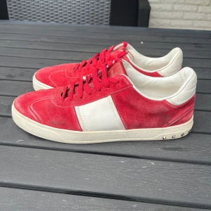 Valentino flycrew röd - Valentino flycrew röd, de är i bra skick men mockan är lite förstörd, alla nitar är kvar men 1 är replacment nit, endast skorna ingår, storlek Eu 43.