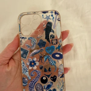 Blått mobilskal med havsinspirerade stickers - iPhone 13 Pro