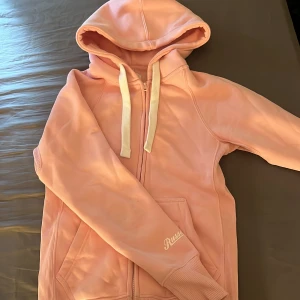 Ljusrosa hoodie från Russedress XS - Säljer en ljusrosa hoodie från Russedress i storlek XS. Använd ca 2-4 gånger så därav i väldigt bra skick fortfarande! Nypris 749kr + frakten på 100kr