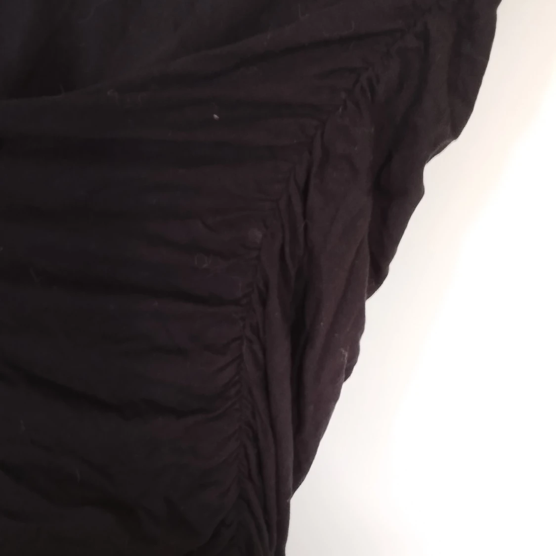 Svart långkjol med rouging på sidan - 3