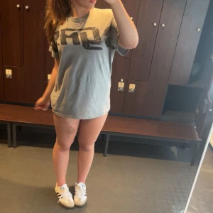 Grå GASP t-shirt med tryck - Säljer en grå t-shirt från GASP i storlek M. T-shirten har ett stort svart tryck över bröstet och är i klassisk modell med rund hals och korta ärmar. Perfekt för gymmet eller chill dagar. Materialet är mjukt och skönt bomullstyg.