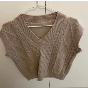 Beige stickad väst  - Supersnygg beige stickad väst i storlek S!🤍 Köpt på DeFacto, i mycket bra skick! 