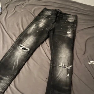 Svarta skinny jeans Supply & Demand - Svarta skinny jeans från Supply & Demand med slitningar och små silvriga detaljer. ALDRIG ANVÄNT den för den var för liten och inte min still längre. Den är helt Ny