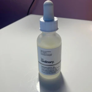 The Ordinary Hyaluronic Acid 2% + B5 - Fuktgivande serum från The Ordinary med hyaluronsyra 2% och vitamin B5. Kommer i en genomskinlig glasflaska med pipett för enkel applicering. Perfekt för att boosta huden med extra fukt. 30 ml. 