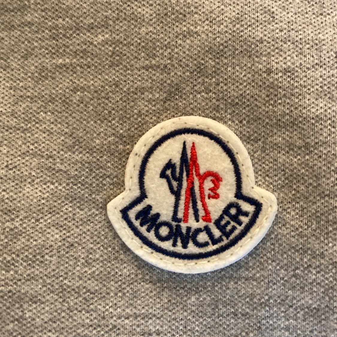 Grå Moncler pikétröja med logga - 1