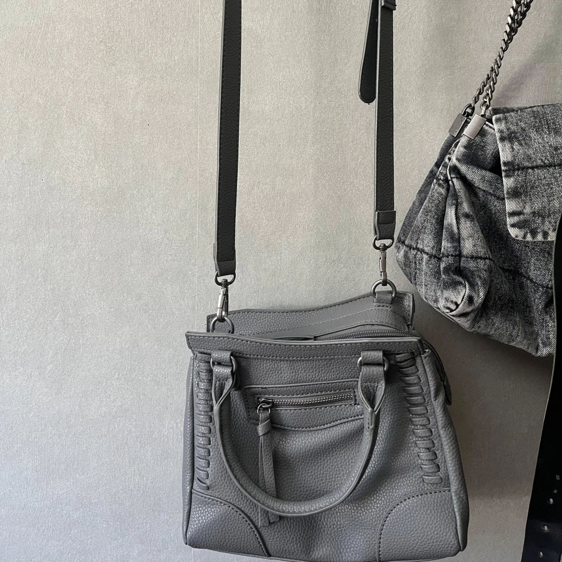 Grå axelväska i skinnlook - 1