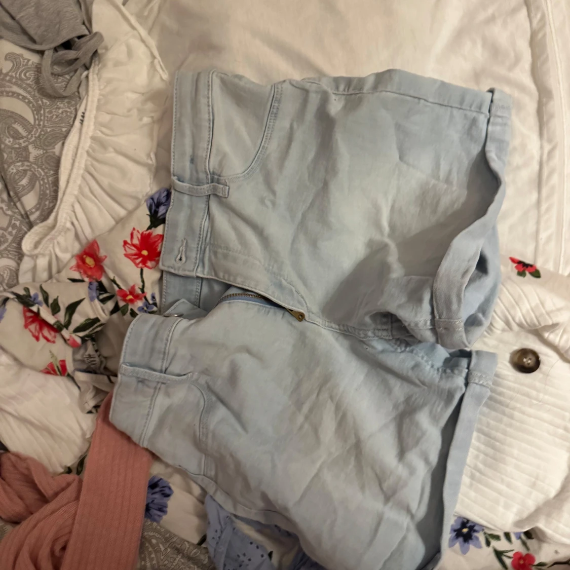 Ljusblåa denimshorts från H&M