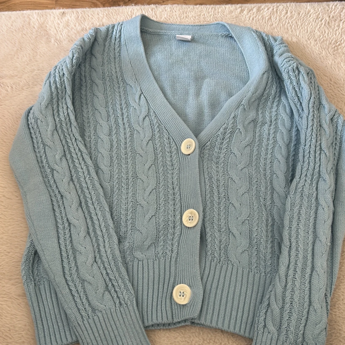 Ljusblå stickad kofta med knappar