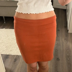 Rostfärgad tight kjol XS - Säljer en jättegullig tight kjol i storlek xs i mycket bra skick!