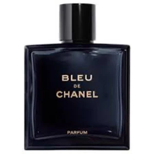 Bleu de Chanel Parfum - Bleu de Chanel Parfum är en elegant herrdoft i en stilren, mörkblå glasflaska med guldtext. Flaskan har en fyrkantig form och svart kork. En ikonisk och tidlös parfym från Chanel som utstrålar lyx och modernitet.