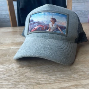 Limited Revenite keps  - Tja! Säljer en ljusblå revenite keps. Kepsen är i limited edition. Priset går att diskuteras, tar inga byten hör av dig vid någon fundering 😊🤩