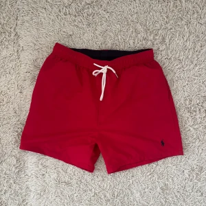 Röda badshorts från Polo Ralph Lauren - Feta badbyxor från Ralph lauren || Nästan helt nya  || Storlek xl men sitter som S/M || Hör av dig vid frågor eller fler bilder ||