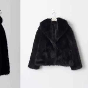 Pälsjacka  - Aldrig använd! Säljer en fluffig svart pälsjacka. Perfekt för att hålla dig varm. Slutsåld Online!🥰🥰