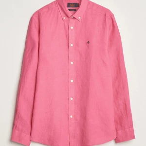 Rosa linneskjorta från Morris. INTRESSEKOLL - SÄLJER EJ JUST NU ÄNDAST FÖR ATT KOMLA INTRESSET FÖR VARAN.                                  Snygg rosa skjorta från Morris i linne med klassisk button down-krage och vita knappar. Liten broderad logga på bröstet ger en stilren touch. Perfekt för dig som gillar en fräsch och avslappnad look. Den är i storlek S men passar också M 