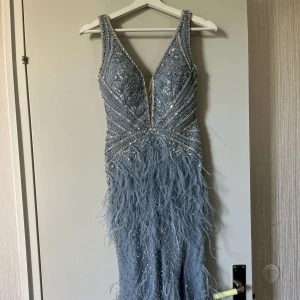 Festklänning  - Super fin festklänning som endast är använd vid 1 tillfälle. Storlek 38 men har sytt in den så skulle säga att det är mer en storlek 36. Köpt från SE fashion Södertälje för 4500kr.