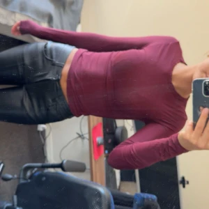 Vinröd tröja  - Säljer då jag aldrig använder, storlek S från lager 157🌸