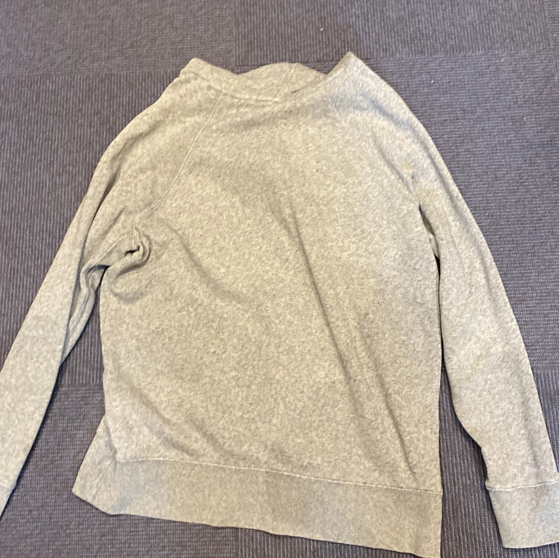 Grå hoodie från Levi's med logga - 1