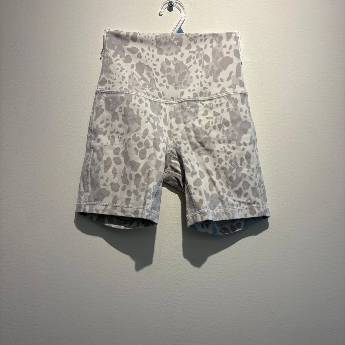 Grå leopardmönstrade shorts Lululemon