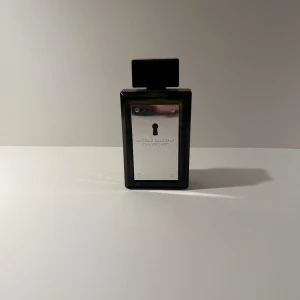 Antonio Banderas The Secret EdT 100ml - Antonio Banderas The Secret Eau de Toilette 100ml. Flaskan är svart med en silverfärgad metallplatta framtill och en stilren, fyrkantig design. Doften är maskulin och mystisk, perfekt för dig som gillar eleganta och moderna parfymer.
