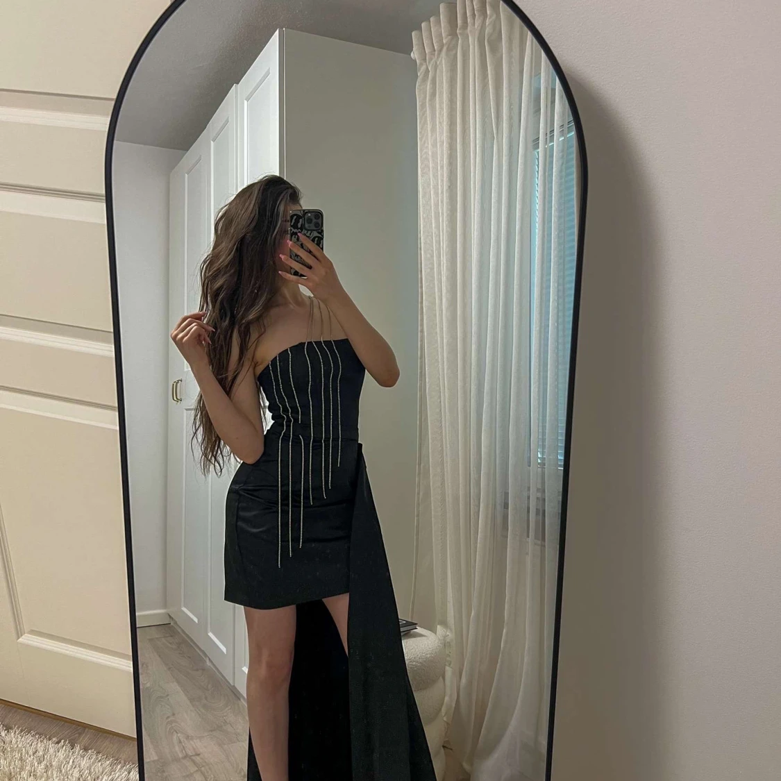 Svart axelbandslös klänning med släp