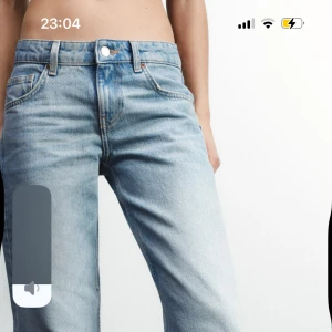 Ljusblåa wide jeans med raka ben - Pretty new I have worn it 2 times and I’m selling it because it a bit big for me, compliments the low waisted straight Jean look but I like mine fitted 😁