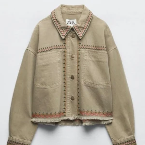 Jacka - Så fin grön jacka med mönster!! 