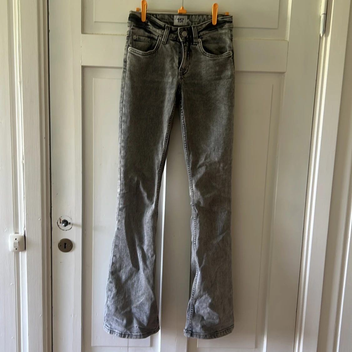 Grå bootcut jeans från 157