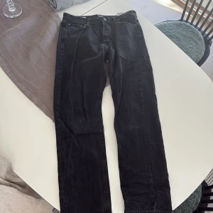 Svarta raka jeans - Svarta jeans från Jack&Jones, modell:Loose/Chris i storlek 31/34