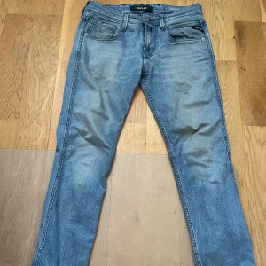 Replay anbass  - Säljer ett par ljusblå  jeans från Replay i storleken 29/32. De är i bra skick och har snygga slitningar. Skriv om ni undrar något☺️