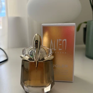 Alien Goddess parfym 30ml från Mugler - Alien Goddess Eau de Parfum från Mugler. Flaskan rymmer 30 ml. Kommer i originalförpackning. Endast testad, som ny! 🥥