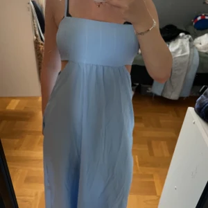 Ljusblå klänning Cherry Koko - Säljer denna fina medellånga klänning som jag köpte i Göteborg i butiken Missäy🩵 har endast använt den 1 gång men den har några små trådar som sticker ut, men är inte synligt 