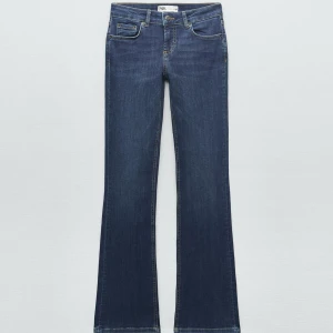Blå bootcut jeans från Zara, stl 34 - Snygga mörkblå bootcut jeans från Zara i storlek 34. De står att de är low waist på hemsidan men de är snarare mid-waist. Jeansen är använda fåtal gånger och är i mycket bra skick🩷🩷
