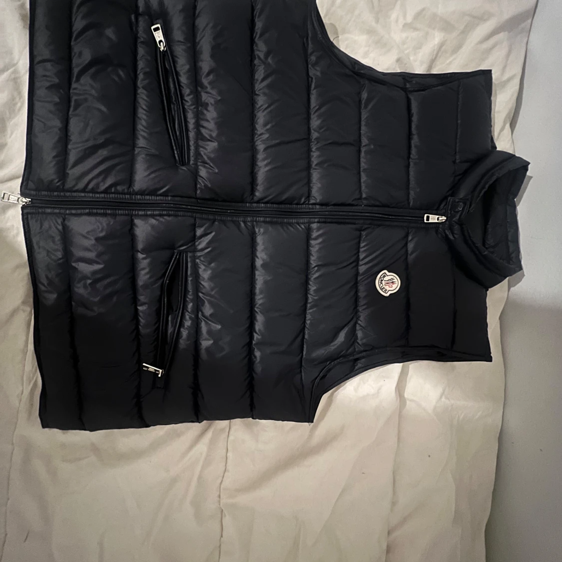 Blå dunväst från Moncler. Obs det är strl 4 