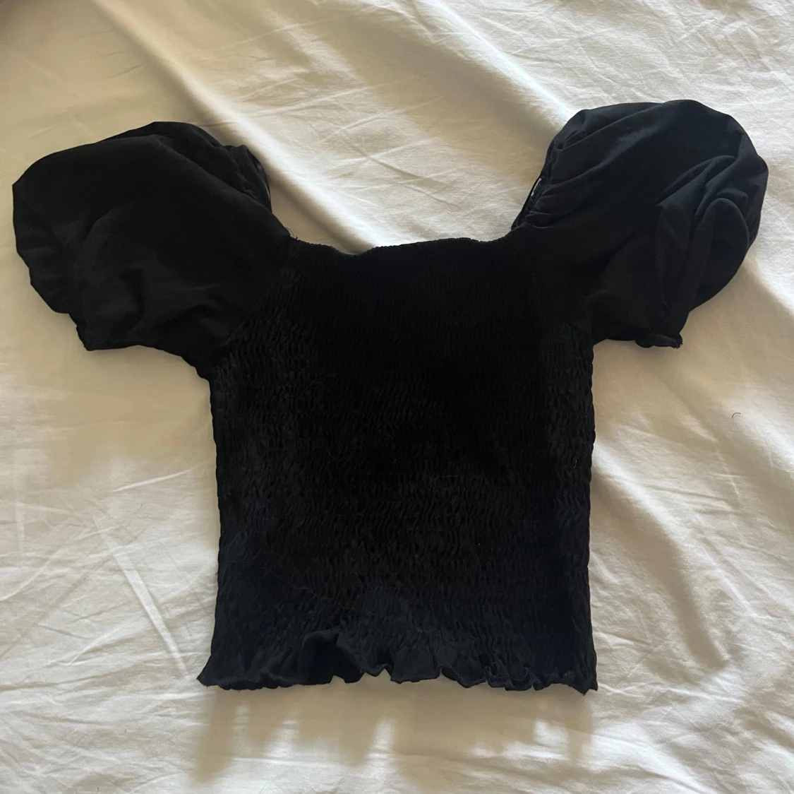 Svart puffärm topp med smock - 1