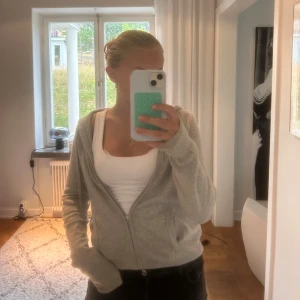 Ljusgrå hoodie i kashmir från Soft Goat - Mysig ljusgrå hoodie från Soft Goat i kashmir.  Perfekt för lager-på-lager och chill dagar. Snygg och enkel att matcha med allt. Tröjan är använd ca 5 gånger, har ytterst få noppor.