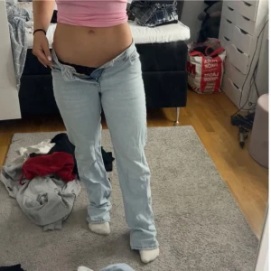 Ljusblåa Jeans  - Säljer ett par fina ljusblå jeans från Gina då de inte längre kommer till användning. 